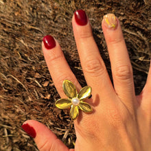 Load image into Gallery viewer, Exaggerated Pearl Flower