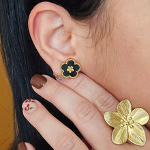 Load image into Gallery viewer, Elegant Flower Earrings