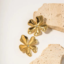 Load image into Gallery viewer, Elegant Flower Earrings
