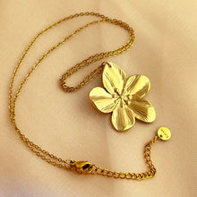 Load image into Gallery viewer, Big Flower Golden Necklace
