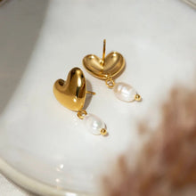 Load image into Gallery viewer, Elegant Heart+Pearl Earring
