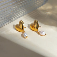 Load image into Gallery viewer, Elegant Heart+Pearl Earring
