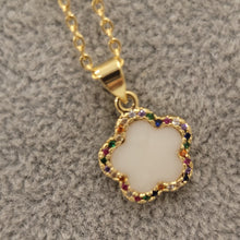 Load image into Gallery viewer, Flower White and Gold Necklace
